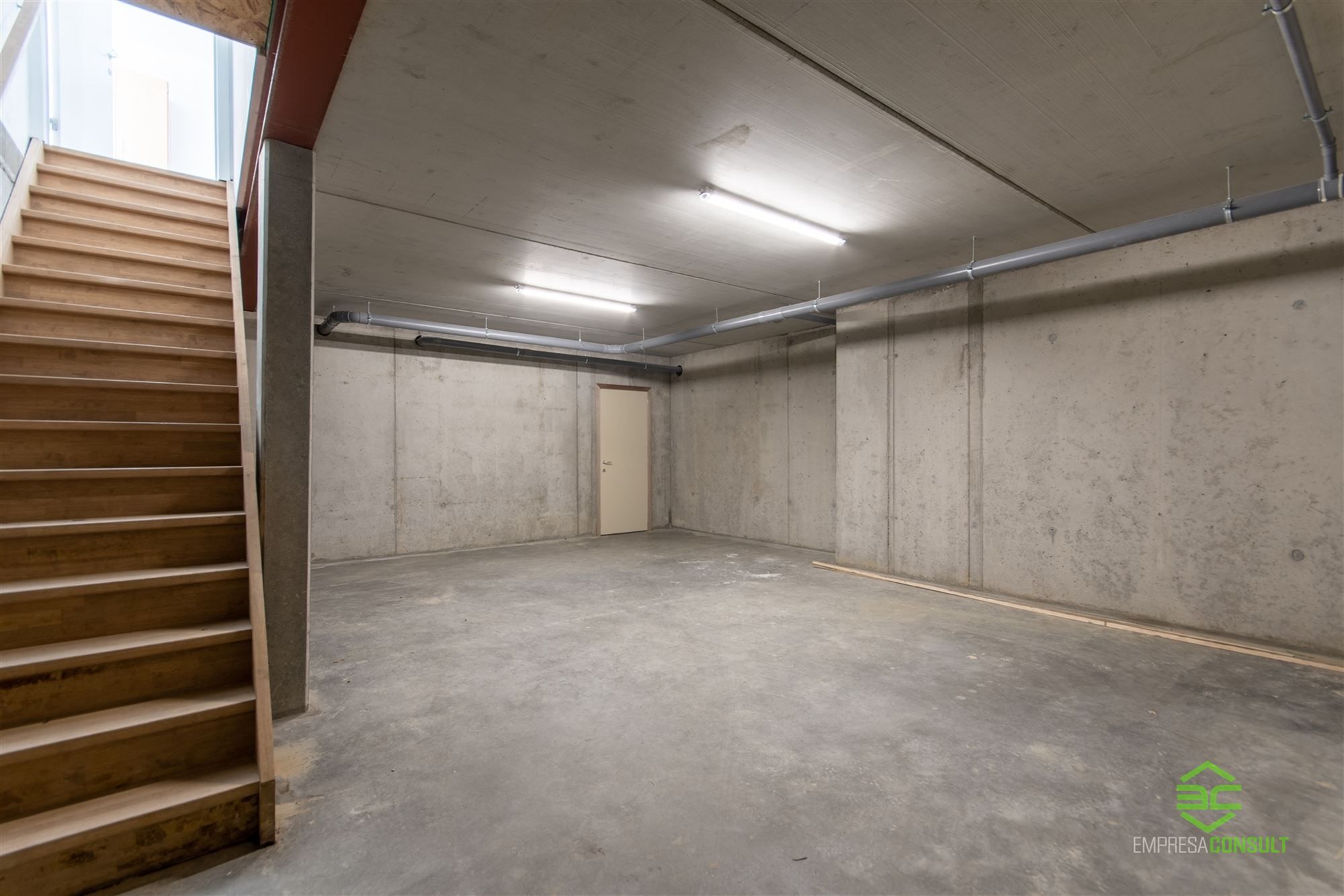 Toonzaal met appartement en 2 ruime garages op een topligging! foto 10