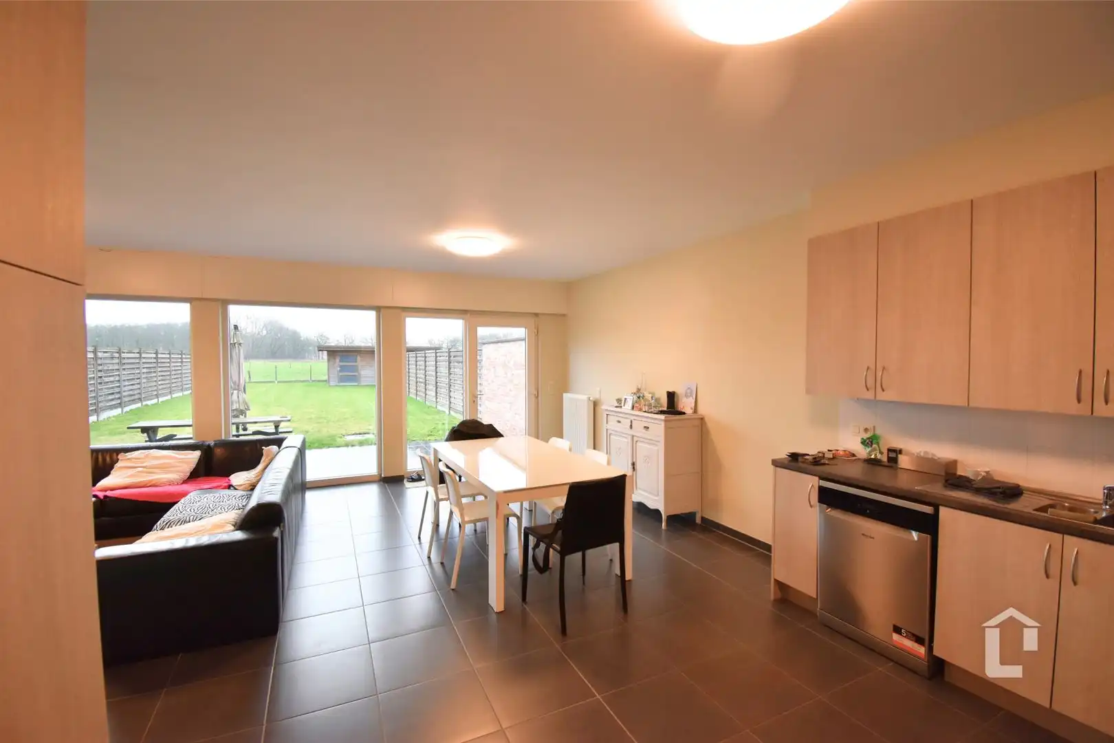 Ruime, moderne gezinswoning foto 4