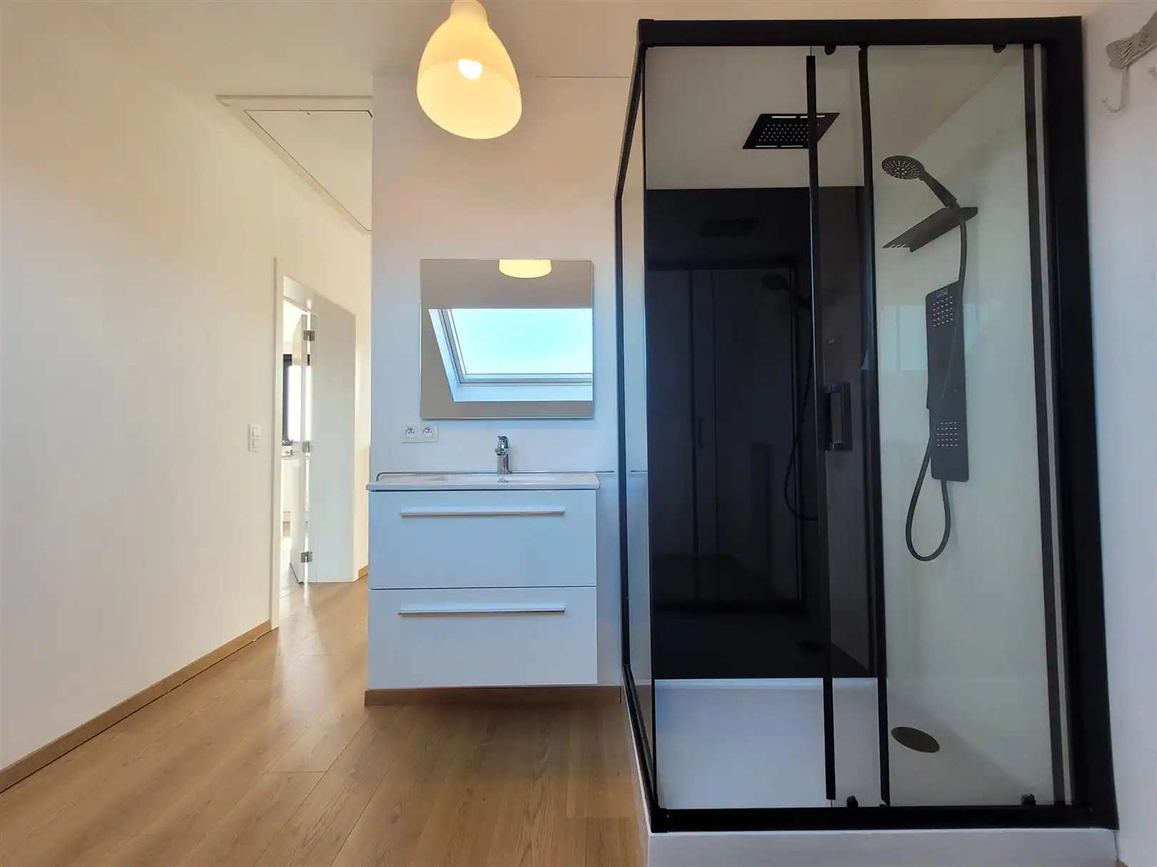 Ongemeubeld appartement met 1 slaapkamer foto 9