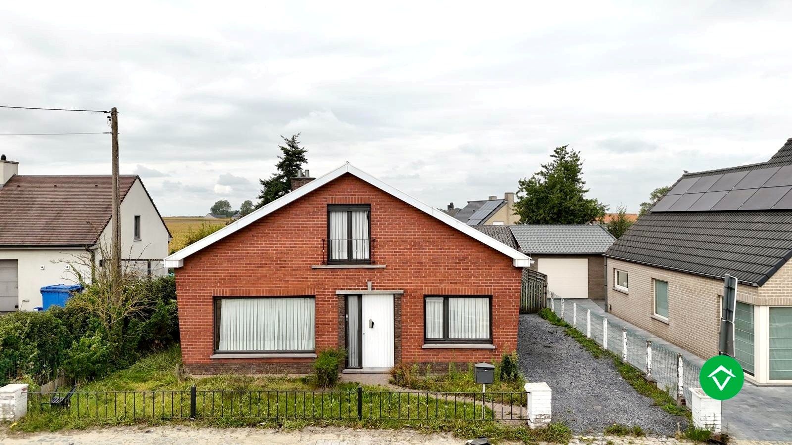 Alleenstaande woning met bakstenen garage en ruime tuin in Ichtegem foto 2