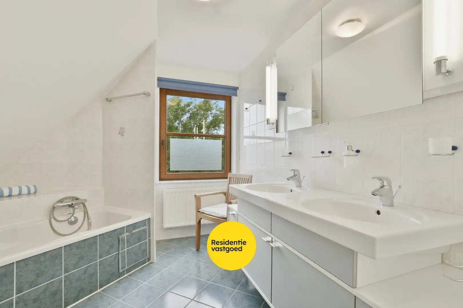 Instapklare halfopen bebouwing met 3 slaapkamers en tuin in De Haan! foto 24