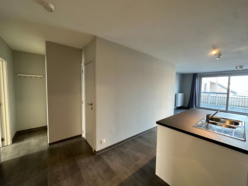 Instapklaar (volledig opgeschilderd) duplexappartement met 2 ruime slpk., terras, ondergrondse autostpl + kelderberging foto 7
