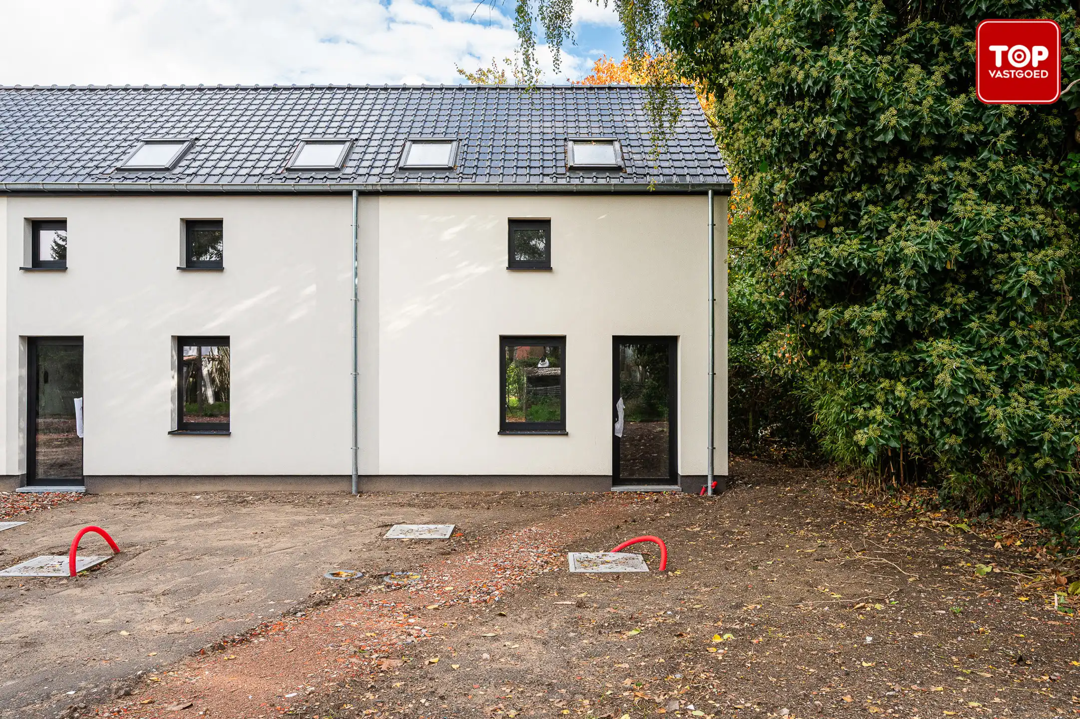 Halfopen bebouwing op een rustige locatie foto {{pictureIndex}}