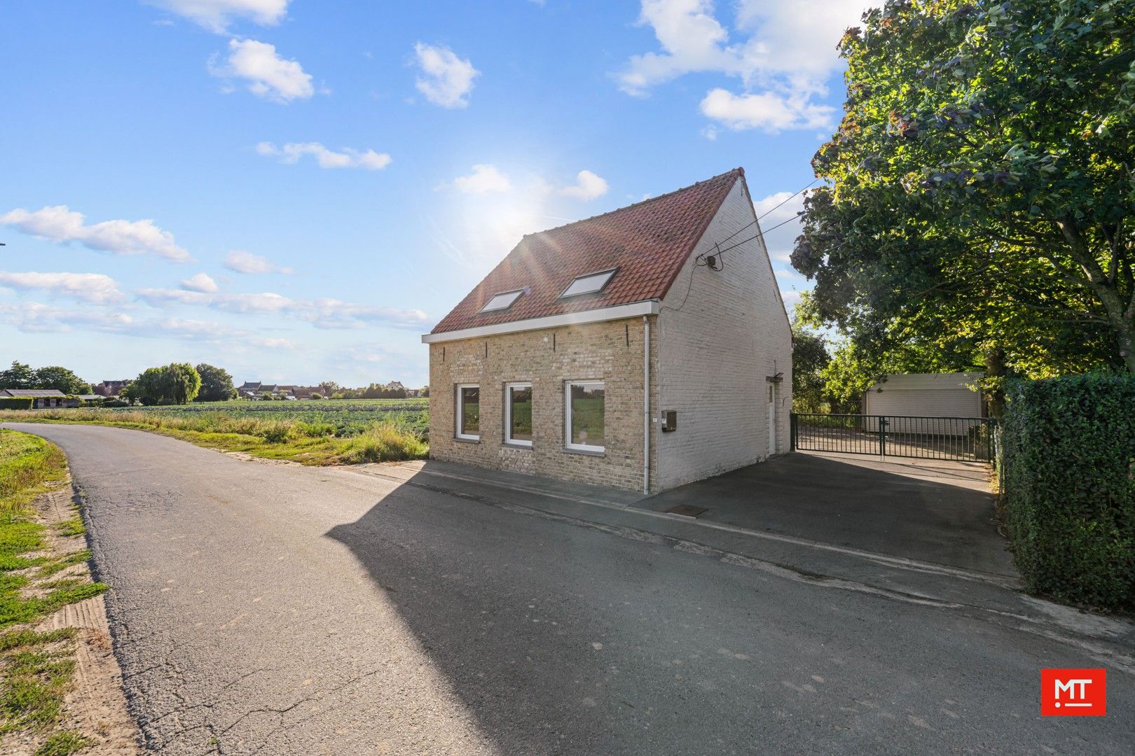 Landelijk gelegen alleenstaande woning met 3 slaapkamers, tuin en garage in Bikschote foto 3