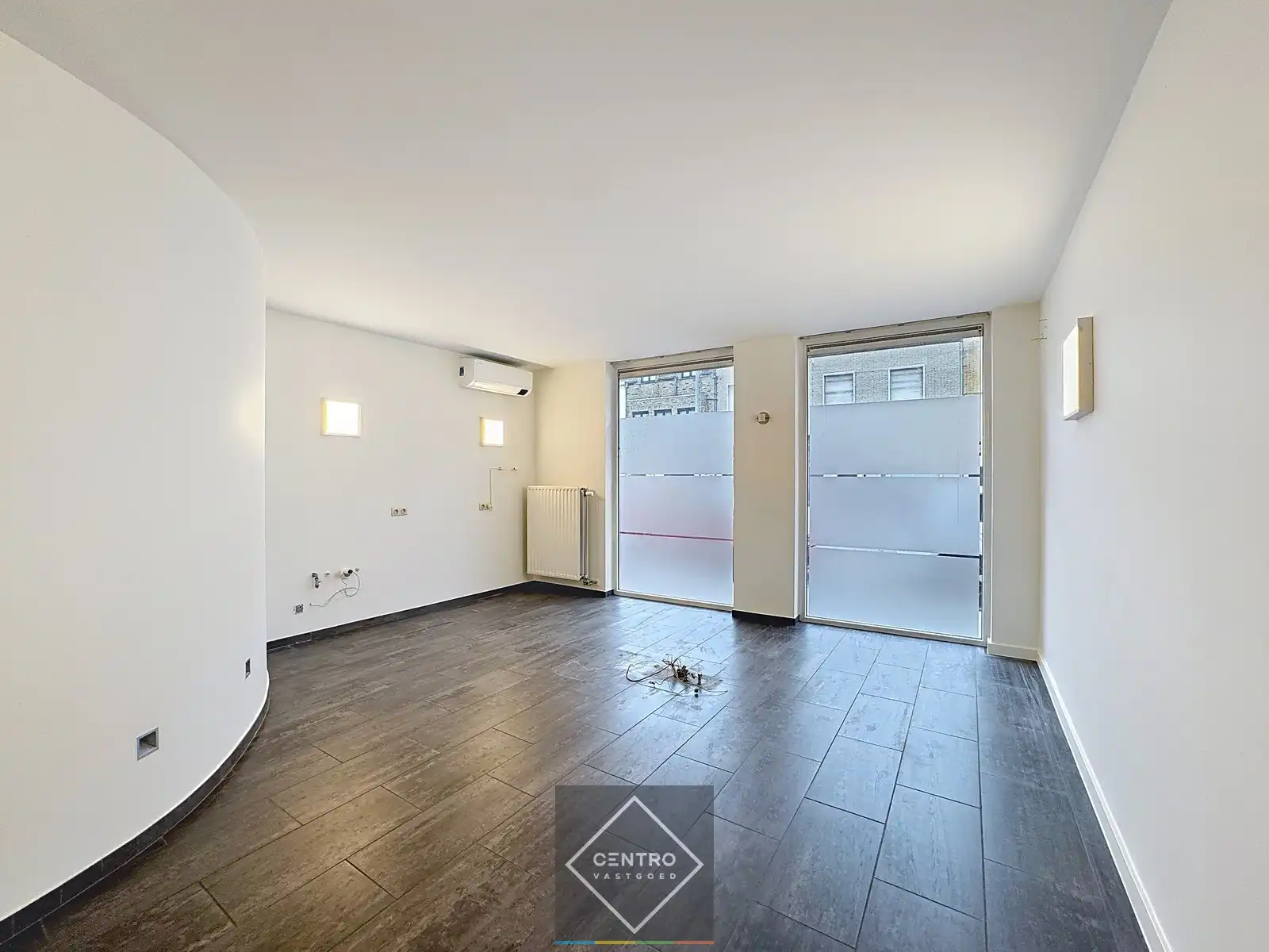 Commercieel gelegen handelspand met inpandige garage! foto 3