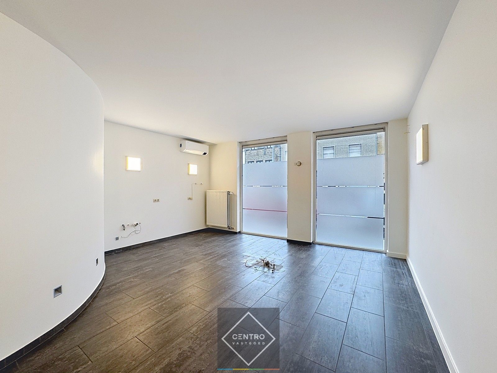 Commercieel gelegen handelspand met inpandige garage! foto 3