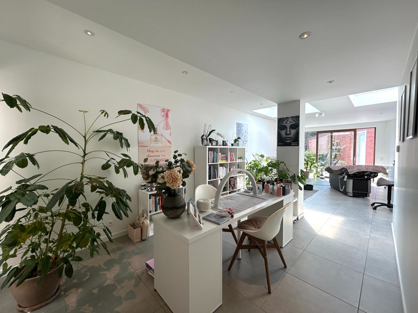 Instapklare woning met commerciële ruimte, tuin & garage te centrum Tielt! foto 4