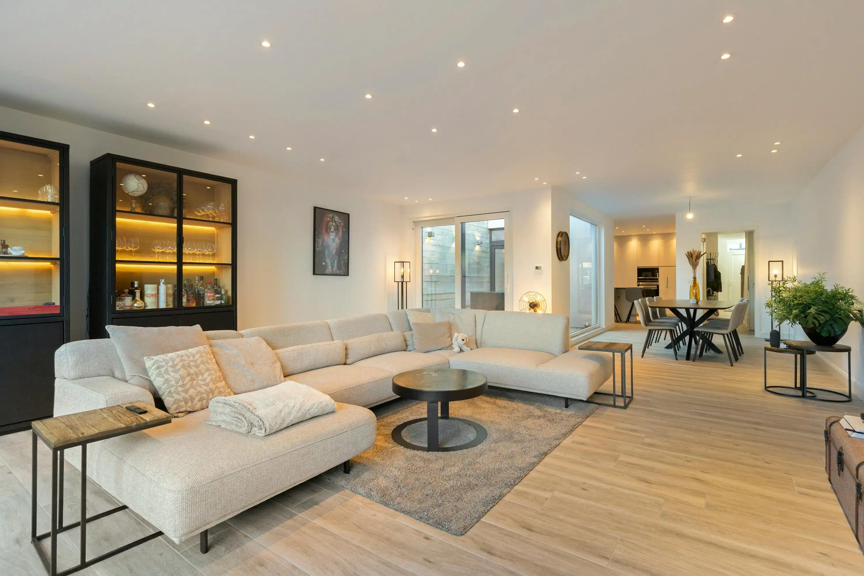 Volledig gerenoveerde woning met garage te koop in Wevelgem!  foto 2
