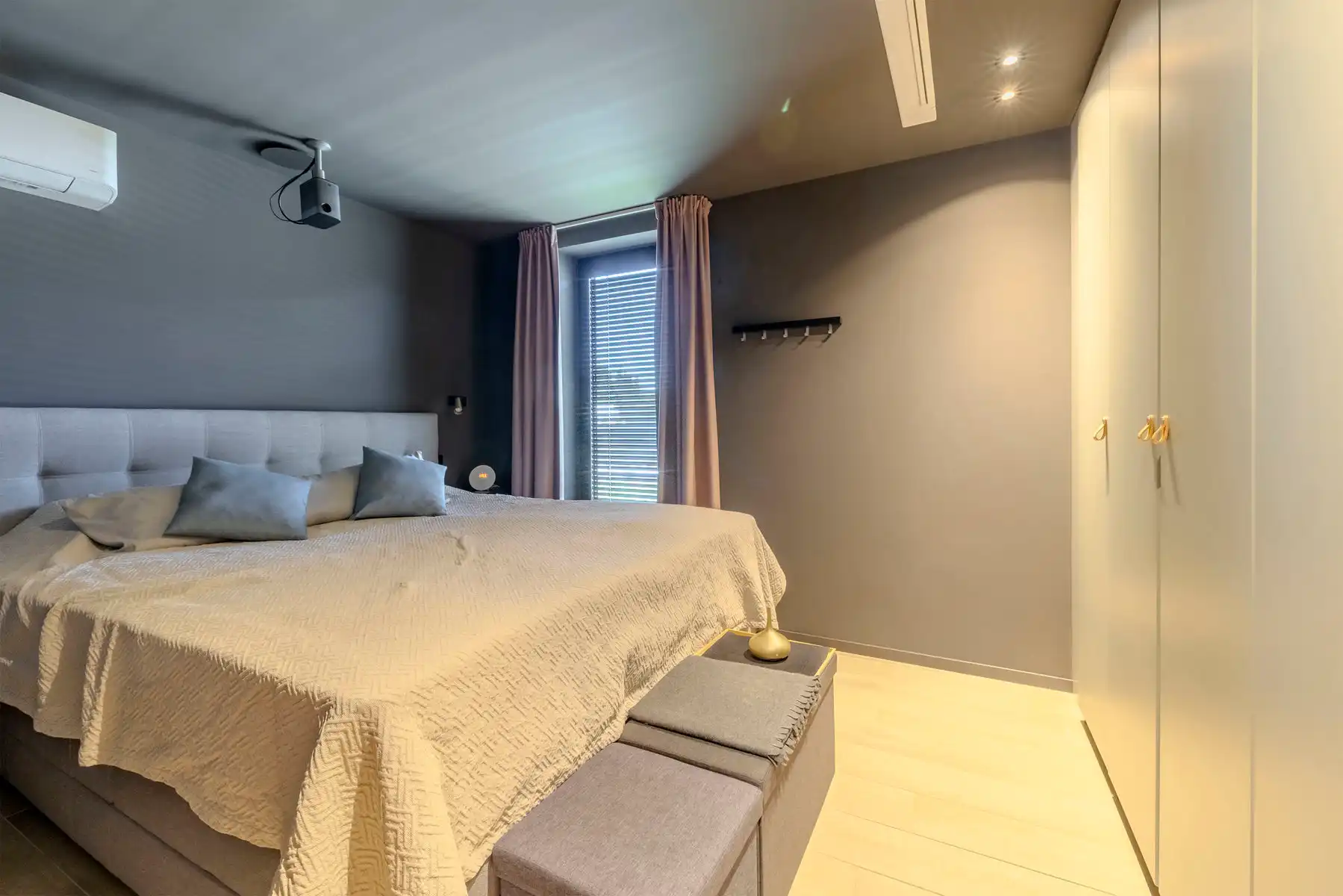 Instapklaar gelijkvloers appartement met carport, berging, luxe afwerking en aangelegde tuin foto 12