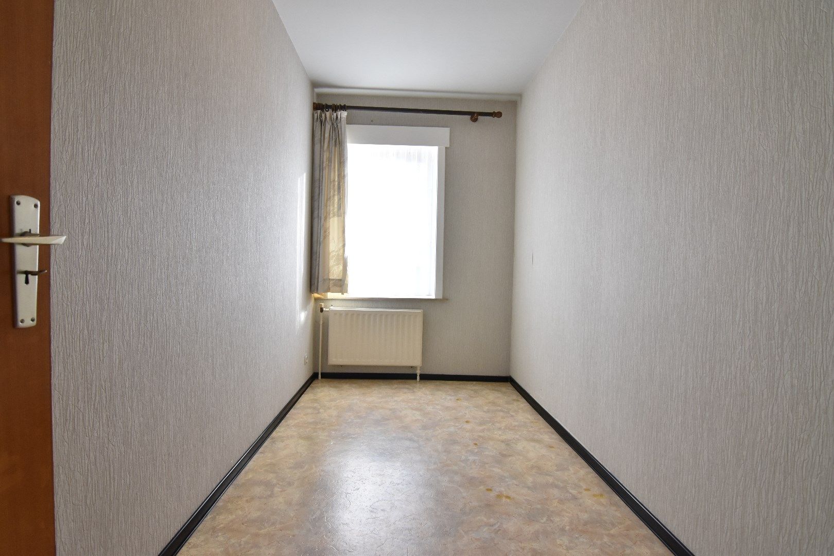 Op te frissen 2-slpk appartement - tweede verdieping foto 8