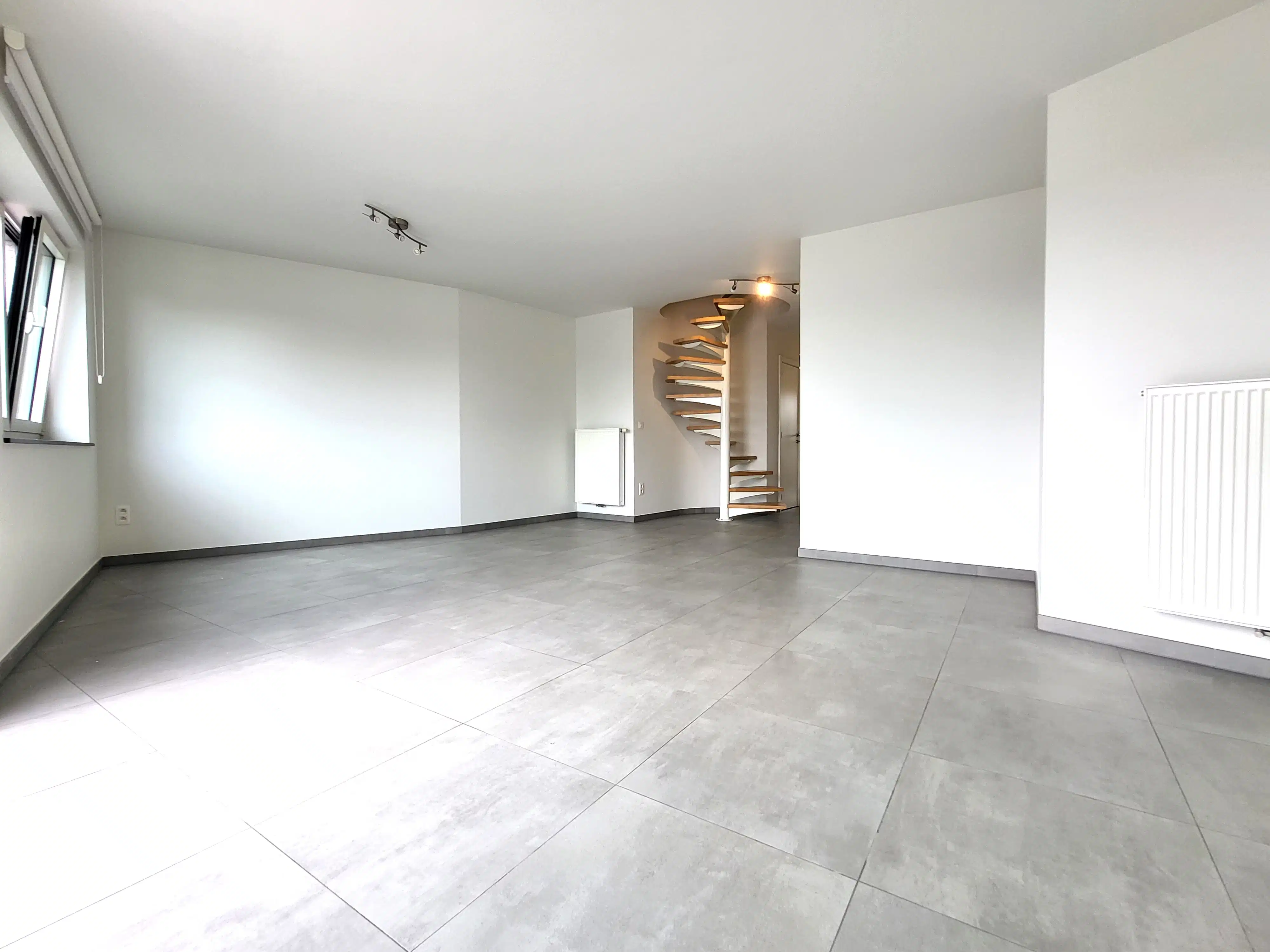 Ruim duplexappartement met 2 slaapkamers, terras en garage gelegen in het centrum van Zottegem. foto 11