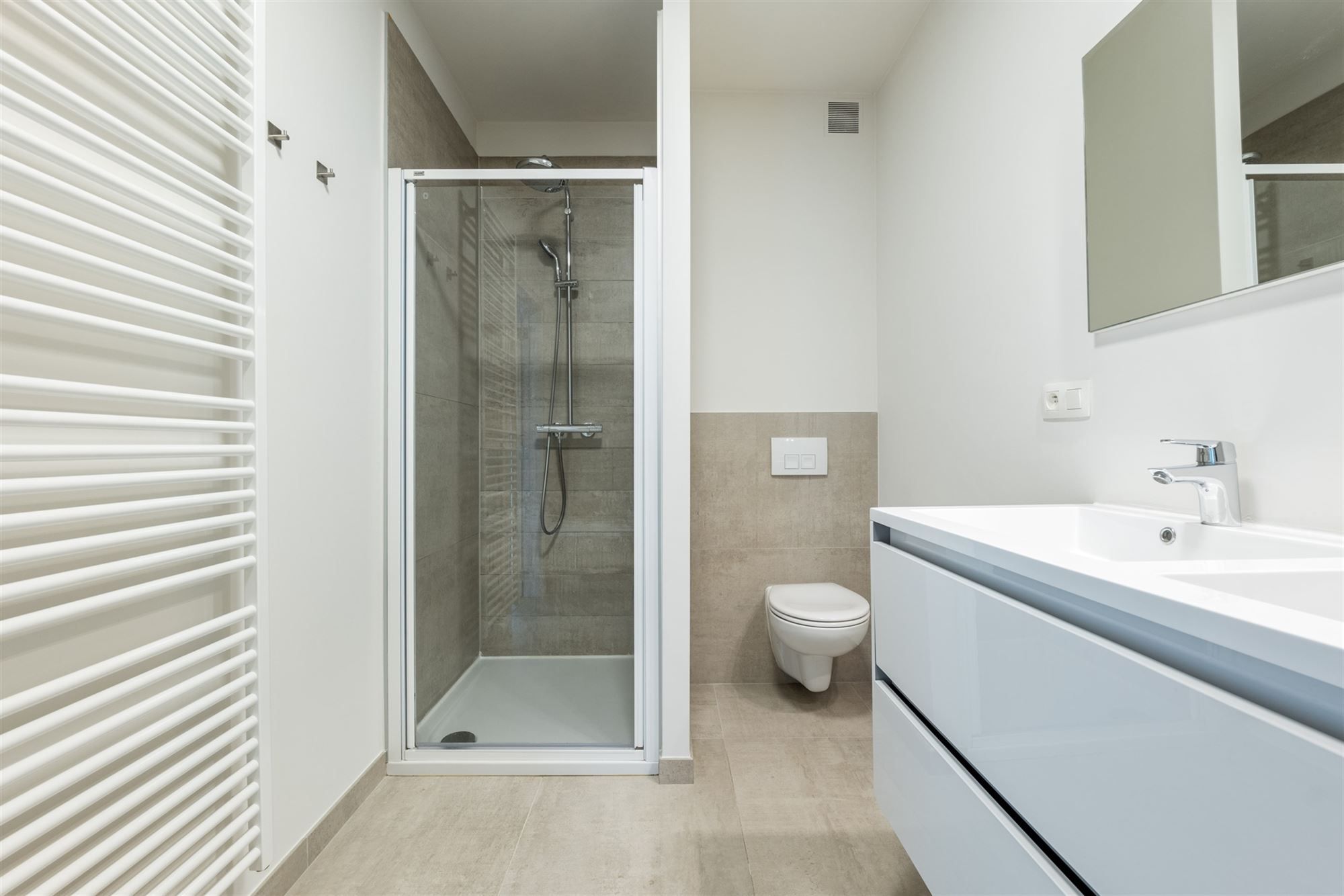 KNAP APPARTEMENT MET 3 SLKS EN STAANPLAATS IN LANDEN  foto 27