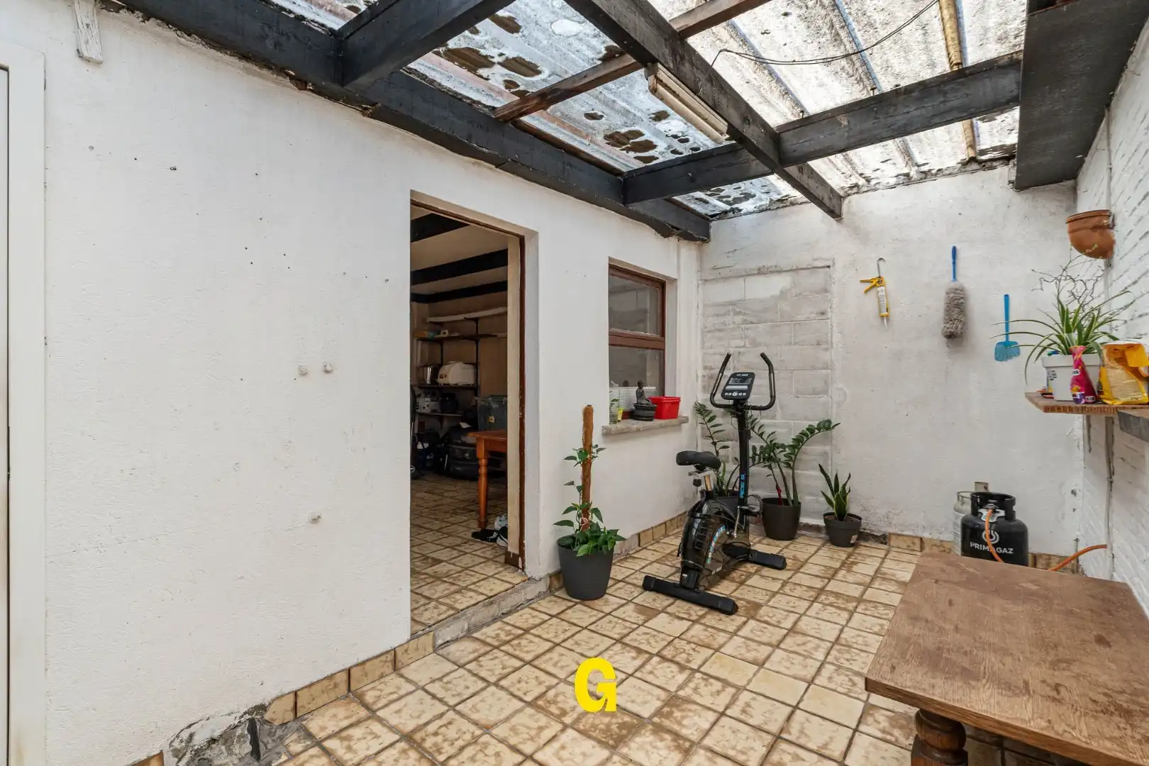 Grondig te renoveren woning met degelijke structuur en ruime tuin op 10a 67ca, met weids zicht op de achtergelegen glooiende groene omgeving foto 10