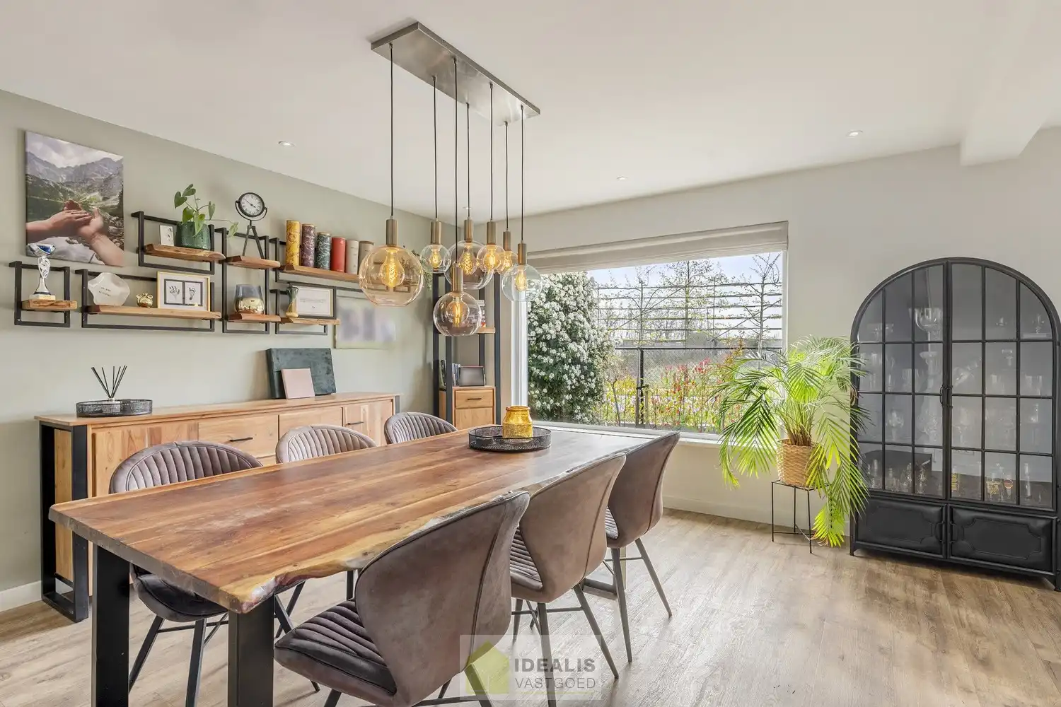 Recent gerenoveerde en perfect onderhouden eengezinswoning met lichtrijke leefruimte, praktisch uitgeruste keuken, 3 slaapkamers, knappe badkamer en knap bijgebouw! foto 12