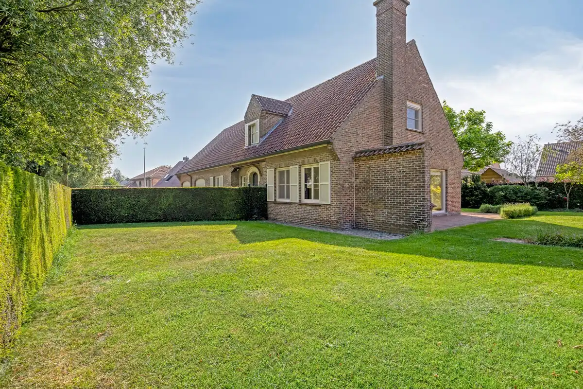 Kloeke villa met 4 slaapkamers en dubbele garage foto 3