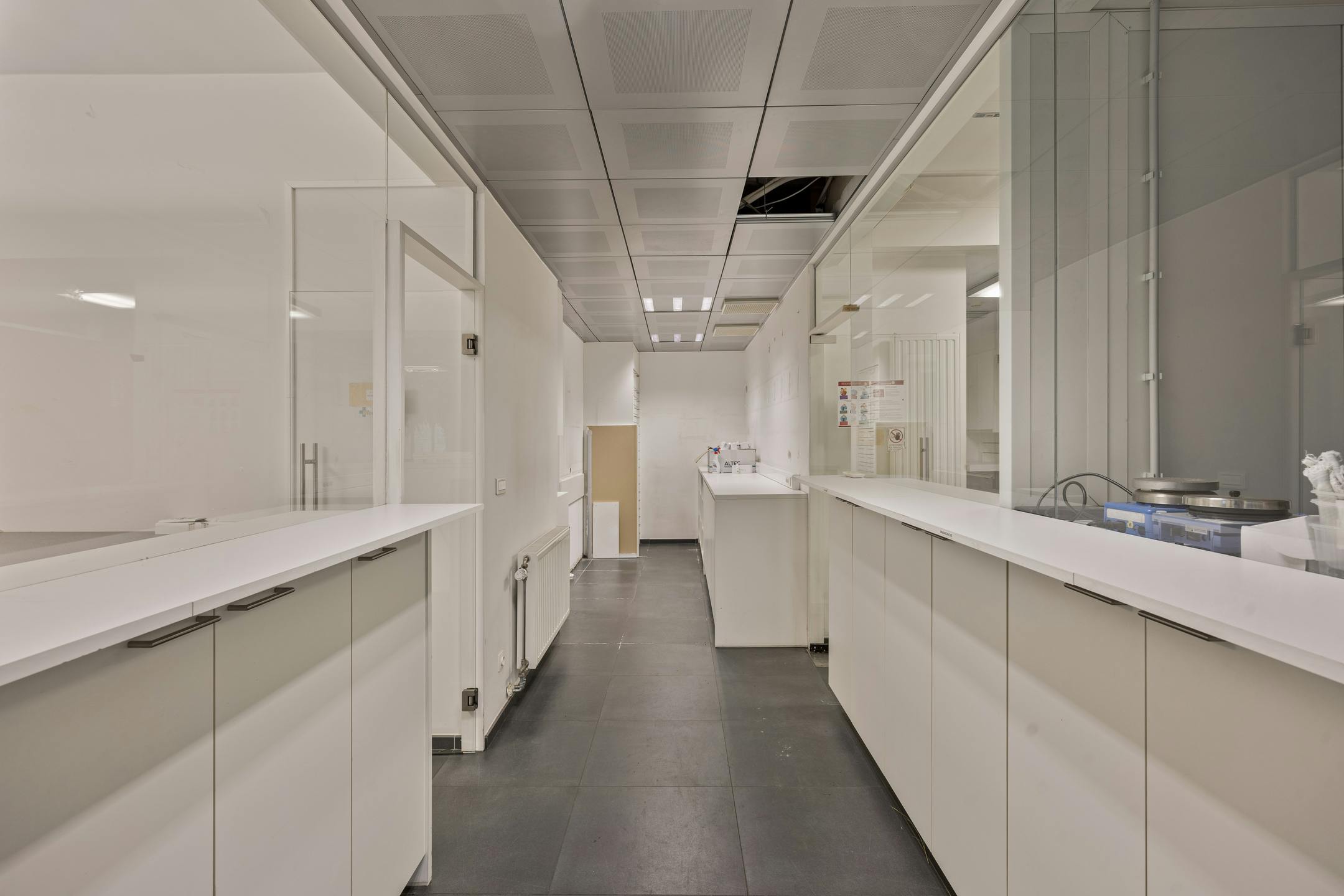 Commerciële ruimte met duplex-appartement te koop in Evere foto 4
