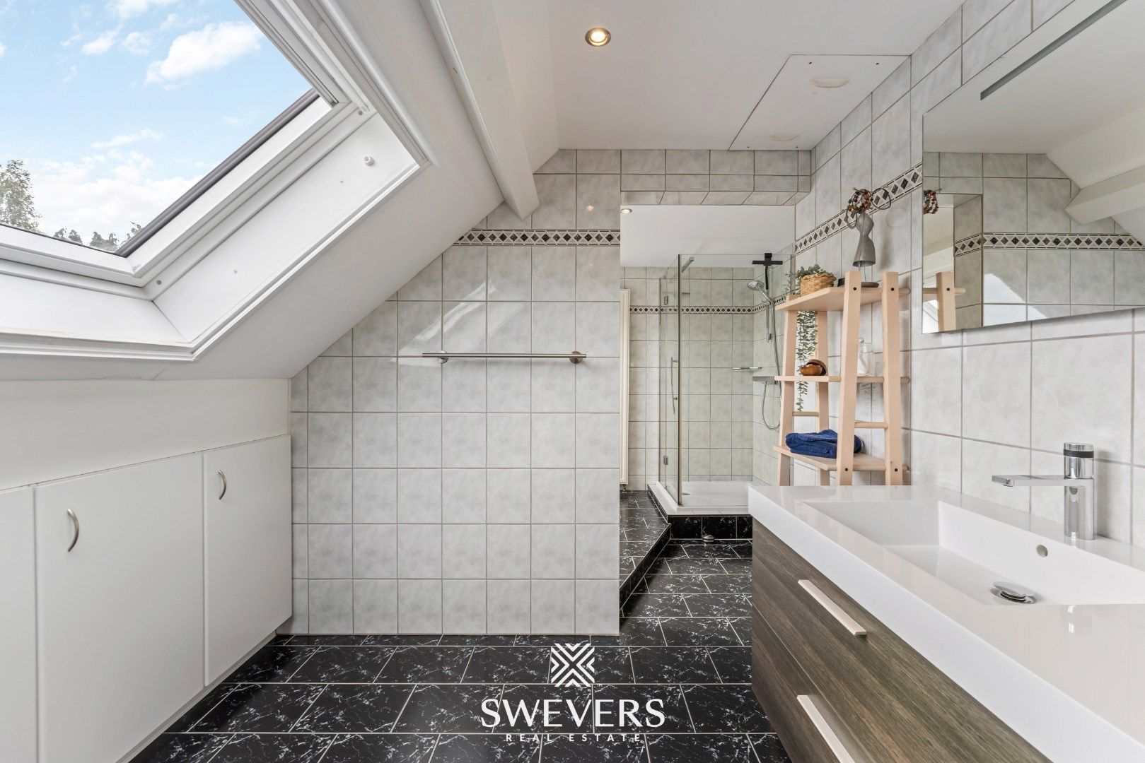 Landelijke vrijstaande woning met ruime slaapkamers, zonnig terras en tuin foto 18