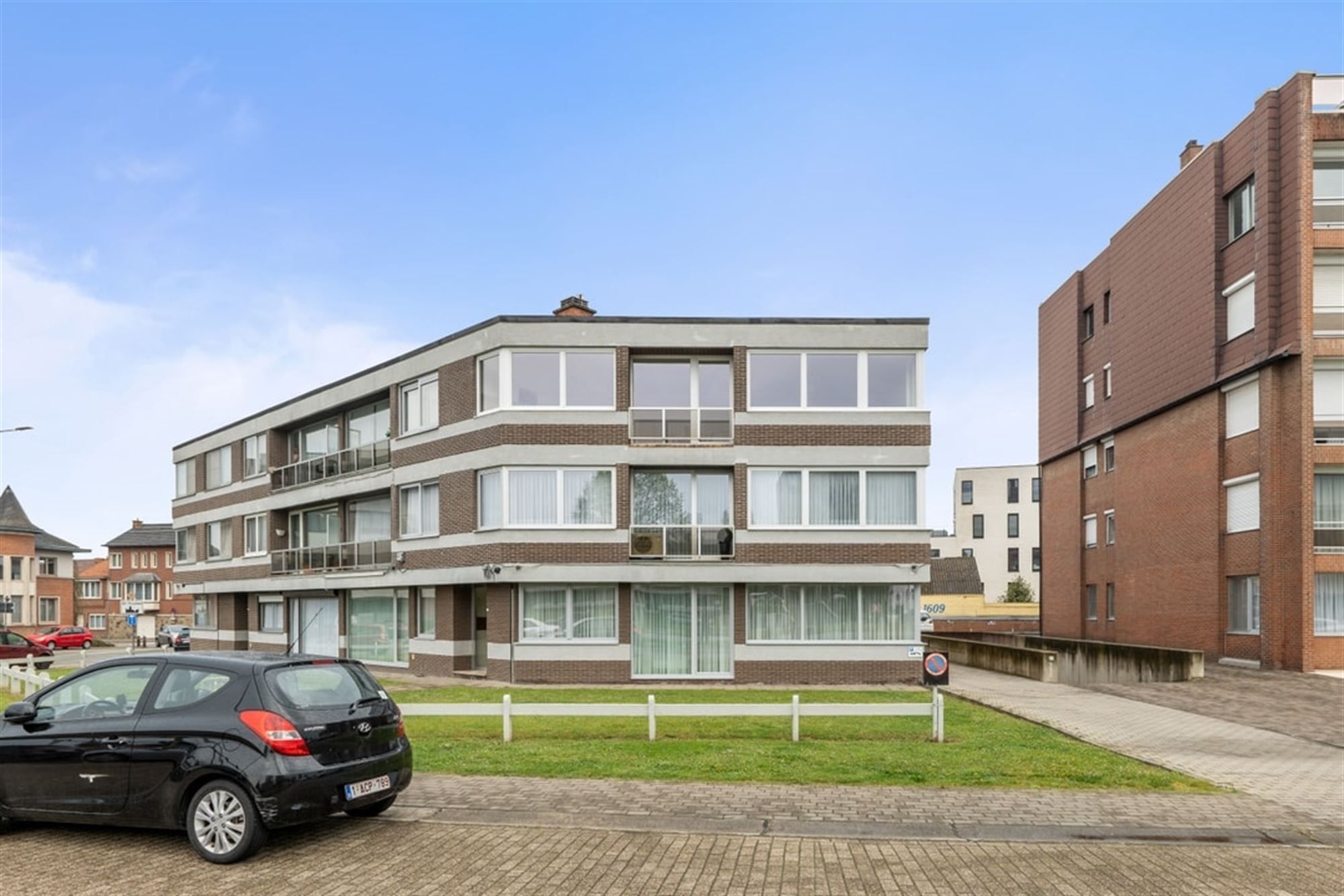 KNAP APPARTEMENT MET 2 SLKS EN PARKEERPLAATS VLAKBIJ HET CENTRUM VAN SINT-TRUIDEN  foto {{pictureIndex}}