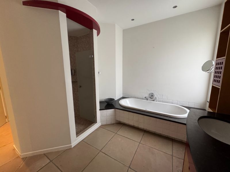 TE HUUR villa in rustige buurt foto 11