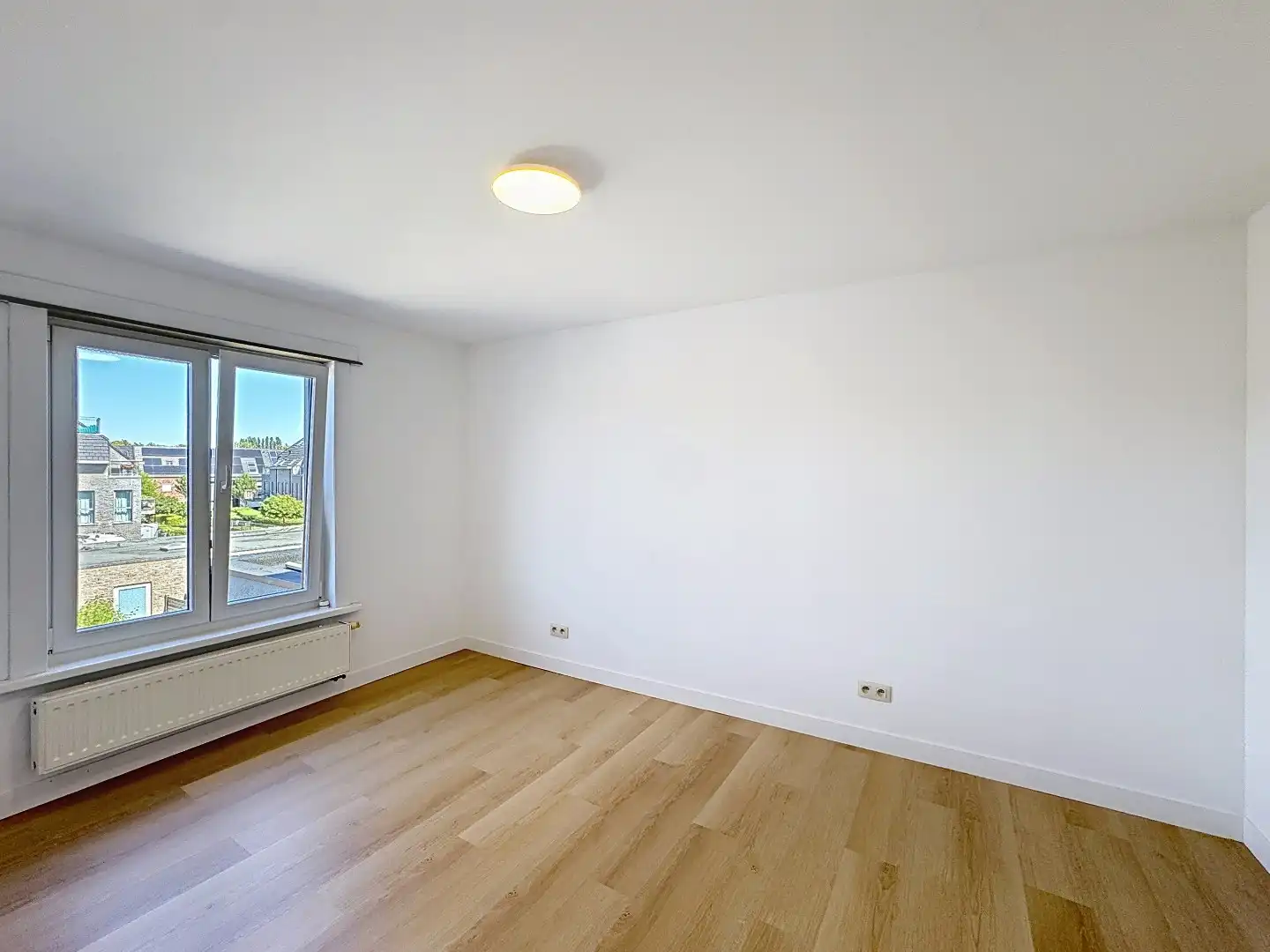 Instapklare woning met 3 slaapkamers, tuin en 2 privatieve parkeerplaatsen foto 13