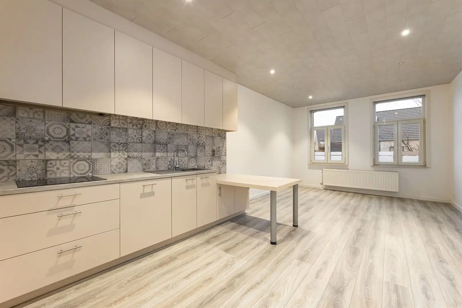 Centraal gelegen woonst met terras en garage. foto 8