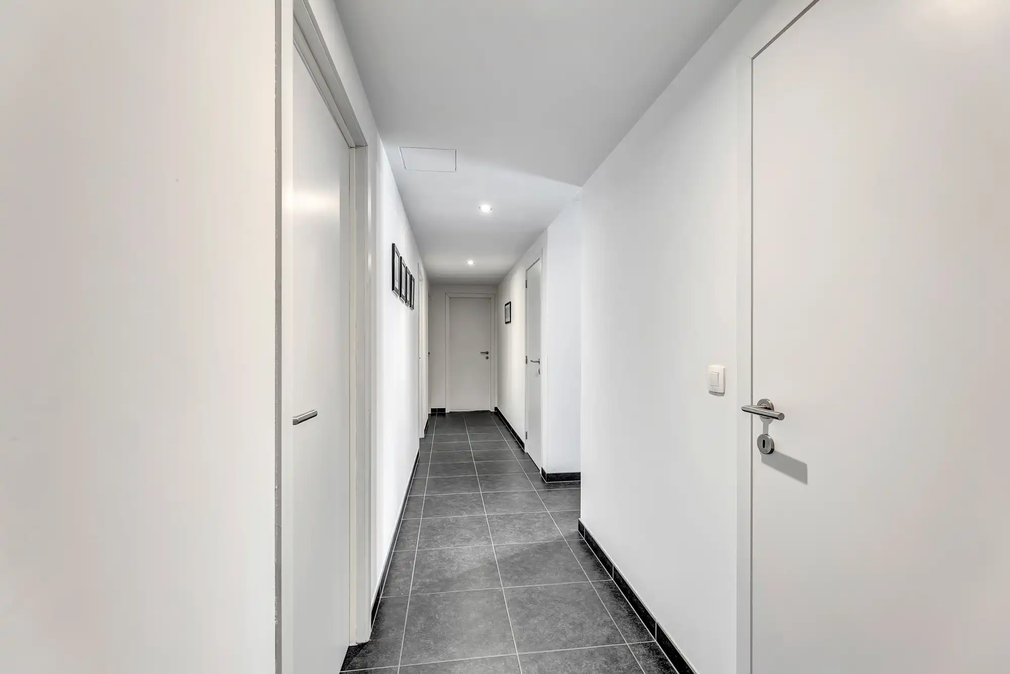 Ruim appartement met vier slpks, terras en autostaanplaats foto 2