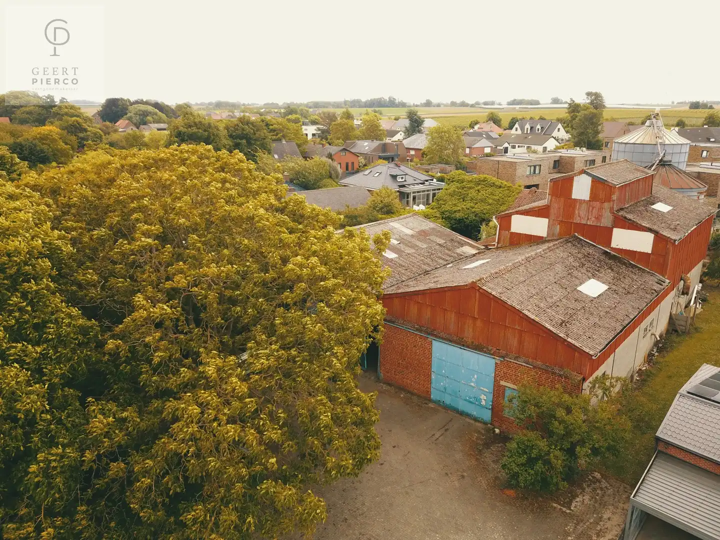 projectgrond met loods met kans op te splitsen in 2 bouwpercelen foto {{pictureIndex}}