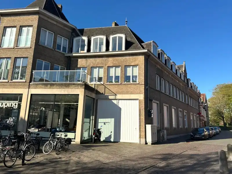 Instapklaar lichtrijk appartement op centrale locatie te Brugge! foto {{pictureIndex}}