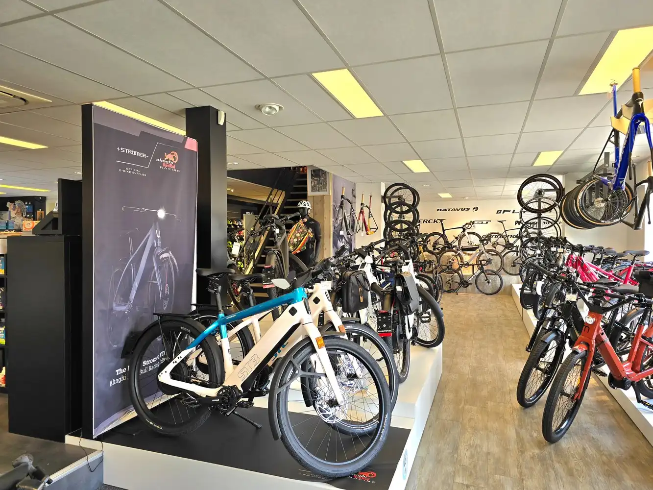 TE KOOP : WINKEL / TOONZAAL 386 m² met ruime woonst (momenteel "FIETSEN GAETHOFS") - ideale investering op een toplocatie! foto 7