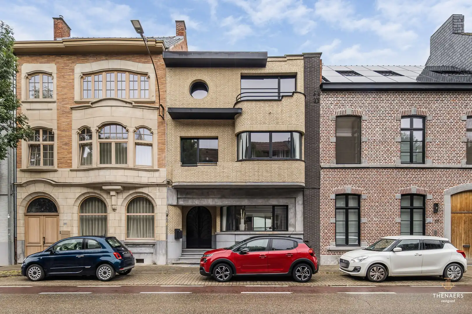 Stijlvol gerenoveerde karakterwoning nabij het centrum van Sint-Truiden. foto {{pictureIndex}}