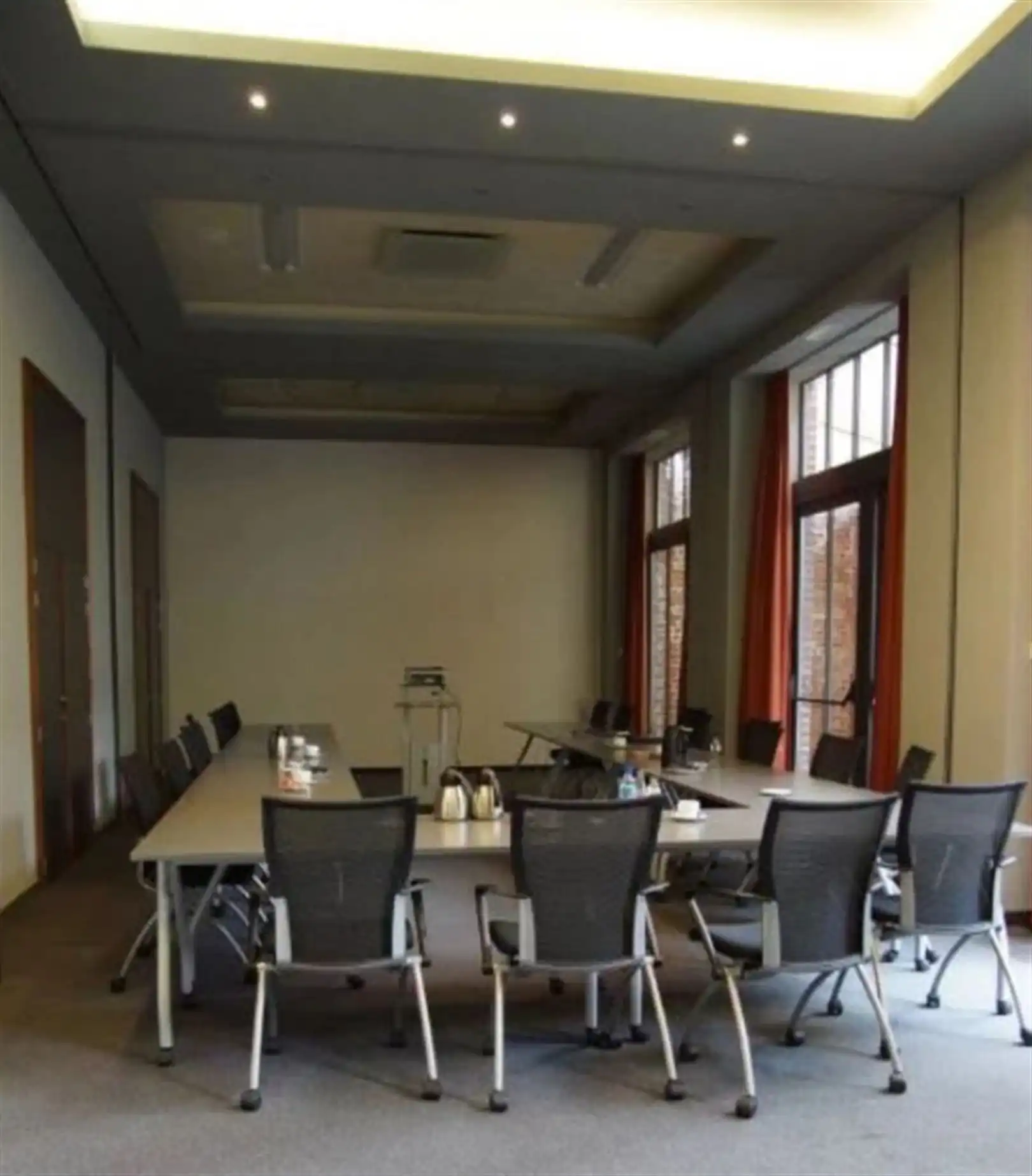 Commercieel gelegen kantoor- of investeringspand in de Europese wijk foto 4