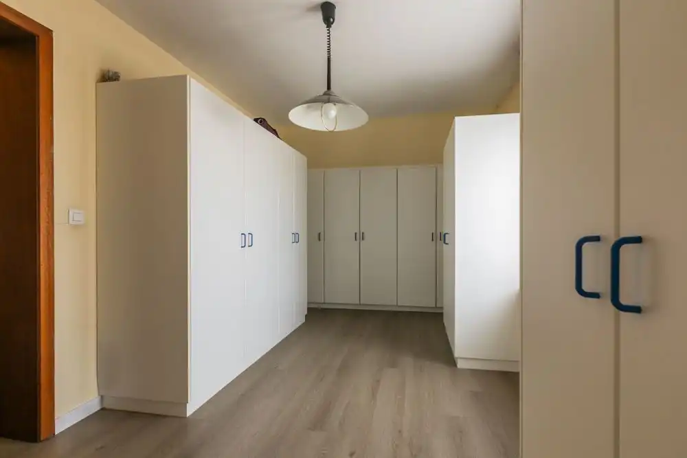 Ruime halfopen woning met garage, carport en tuin foto 15