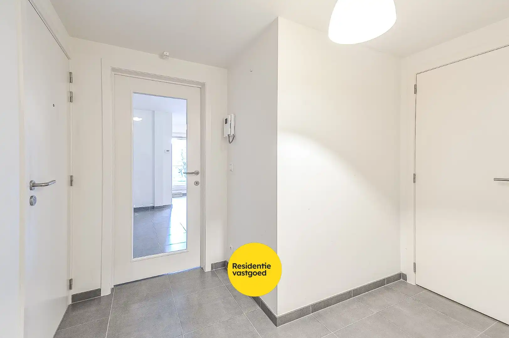 Modern 1-slaapkamerappartement met garage in hartje Oudenburg foto 12