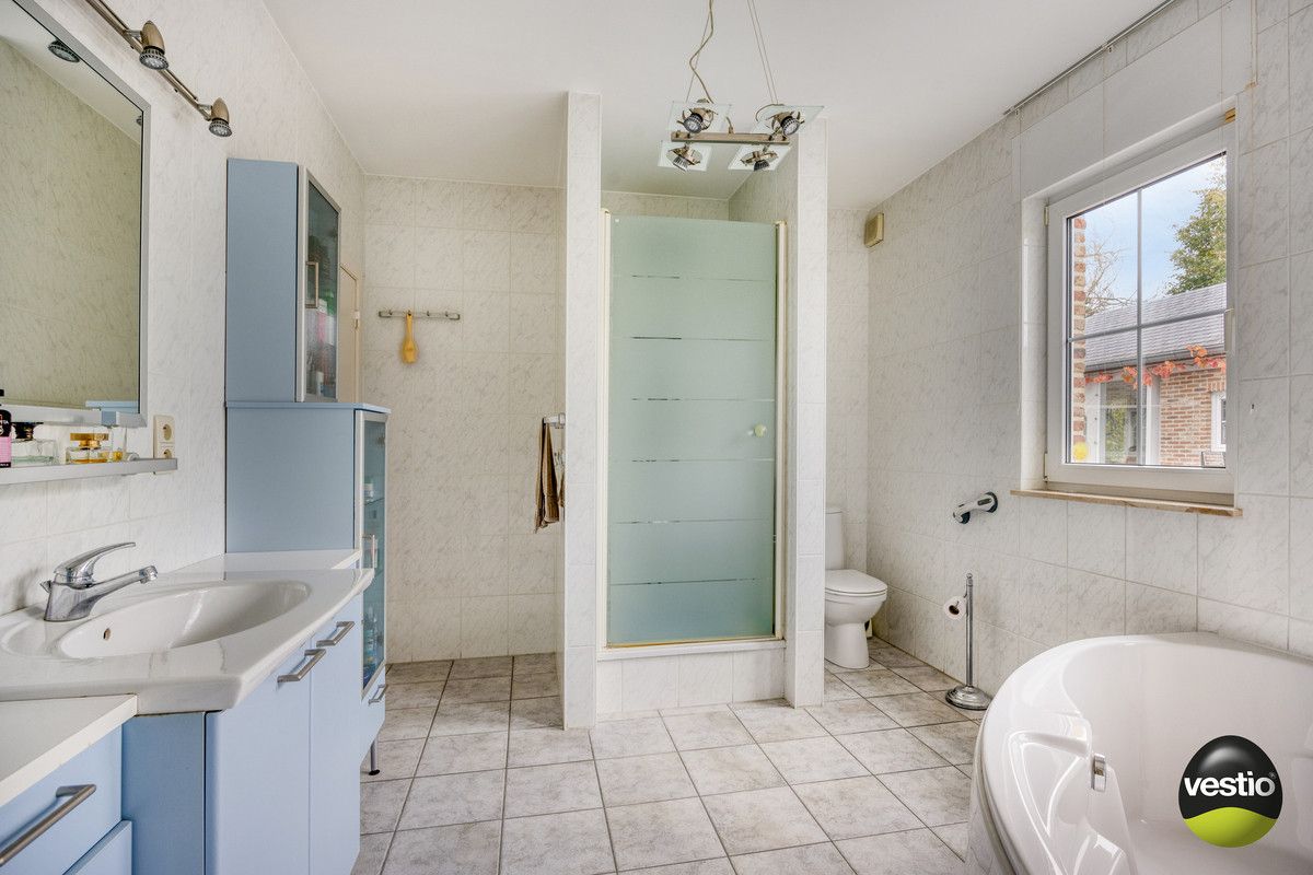 RUSTIG GELEGEN RUIME VILLA MET 5 SLK OP RIANT PERCEEL VAN 18A61CA IN STADSRAND TONGEREN. foto 24