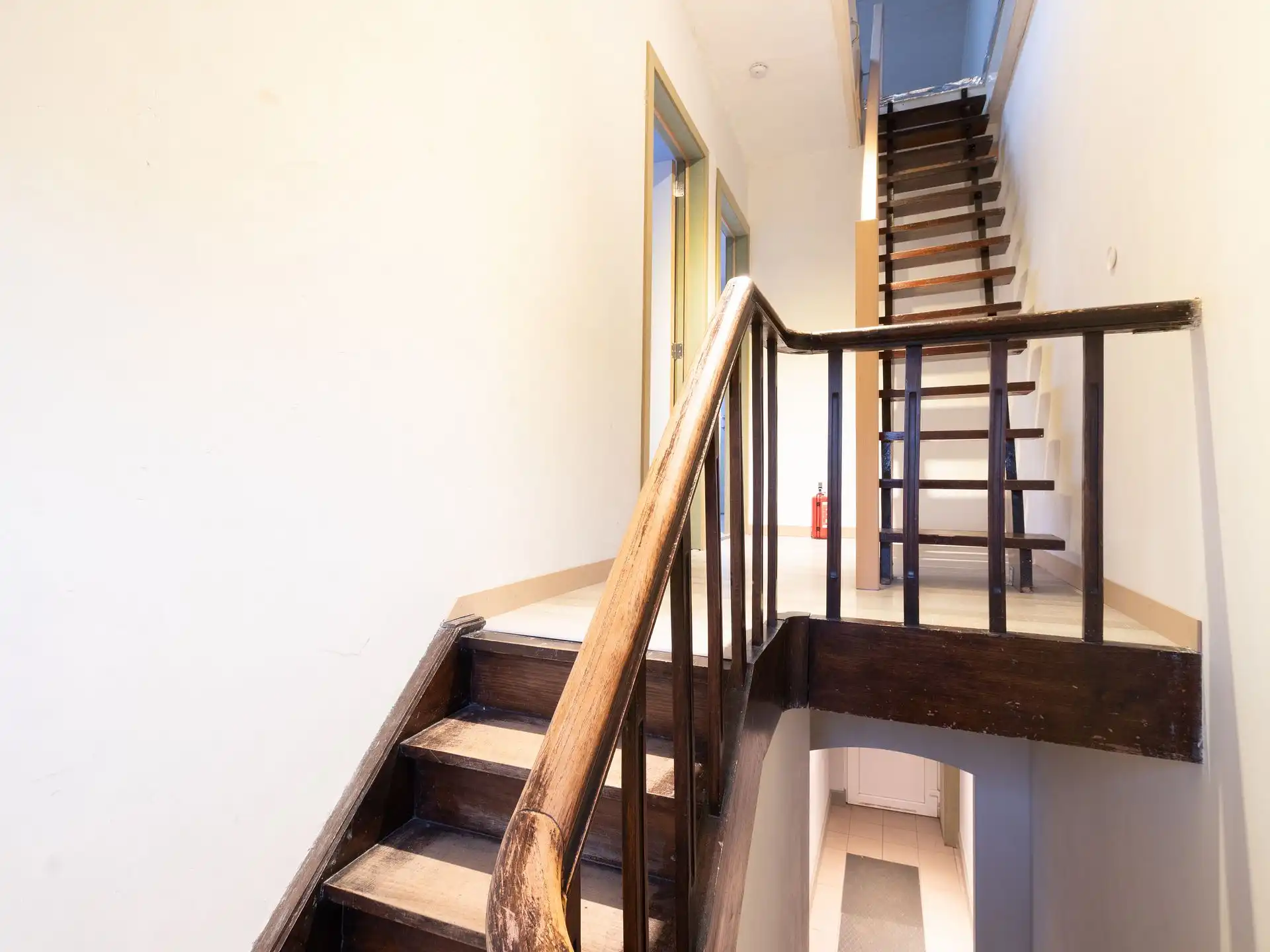 Instapklare halfopen bebouwing met werkplaats en tuin foto 9