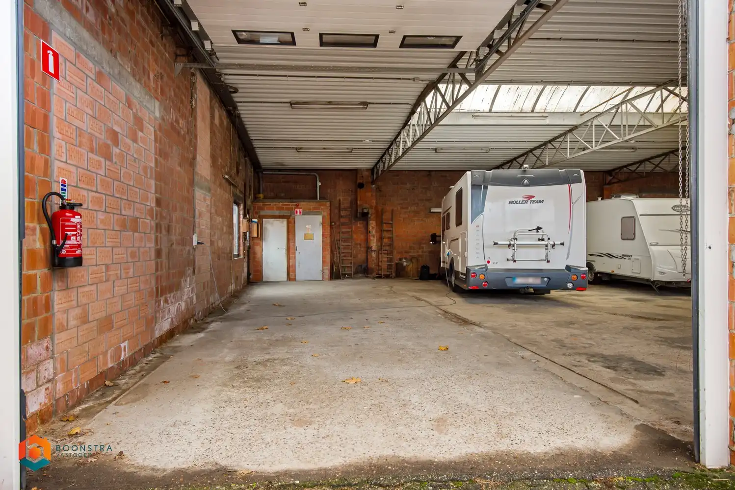 Ruime opslagplaats +- 330 m² foto 2