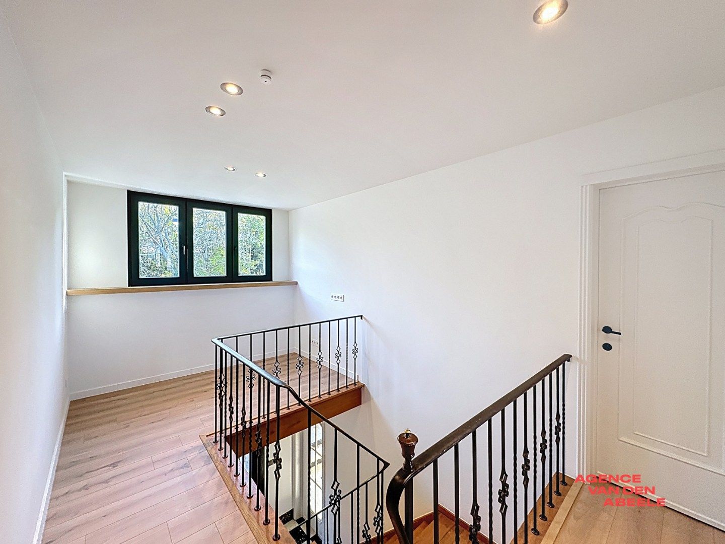 Ruime alleenstaande villa met grote tuin en veranda foto 9