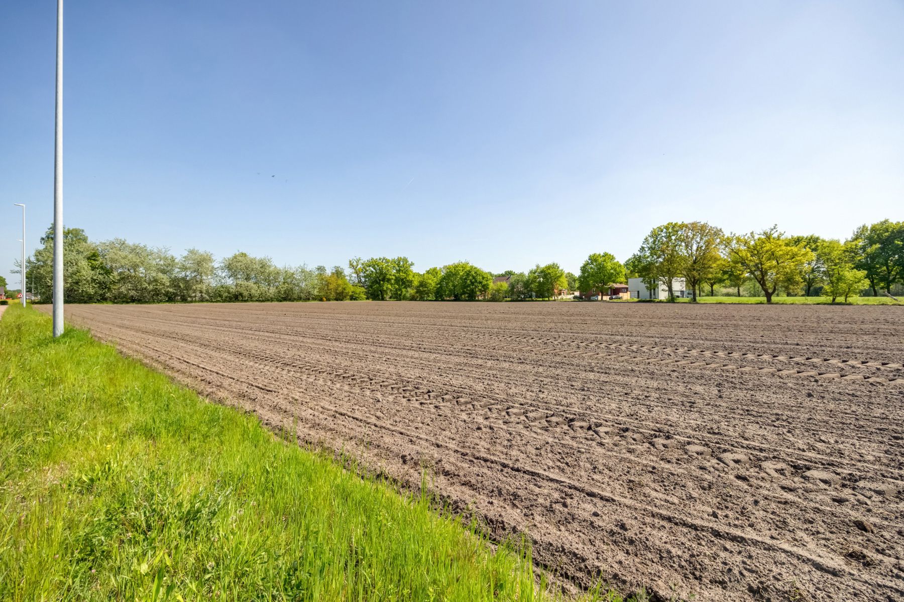 Uitgestrekte landbouwgrond van bijna 3 hectare. foto {{pictureIndex}}