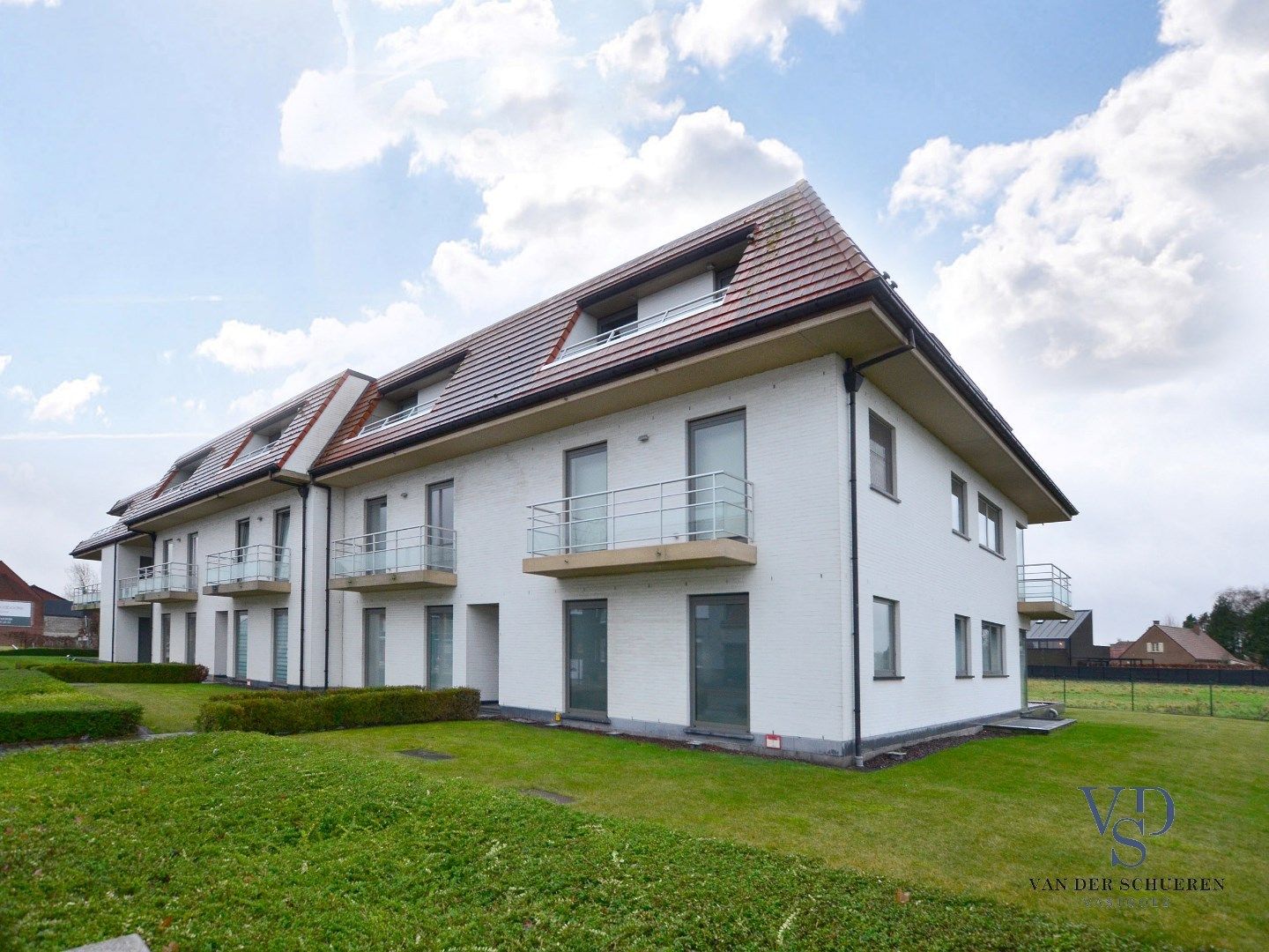 Hoogwaardig, eigentijds appartement met ondergrondse staanplaats foto {{pictureIndex}}