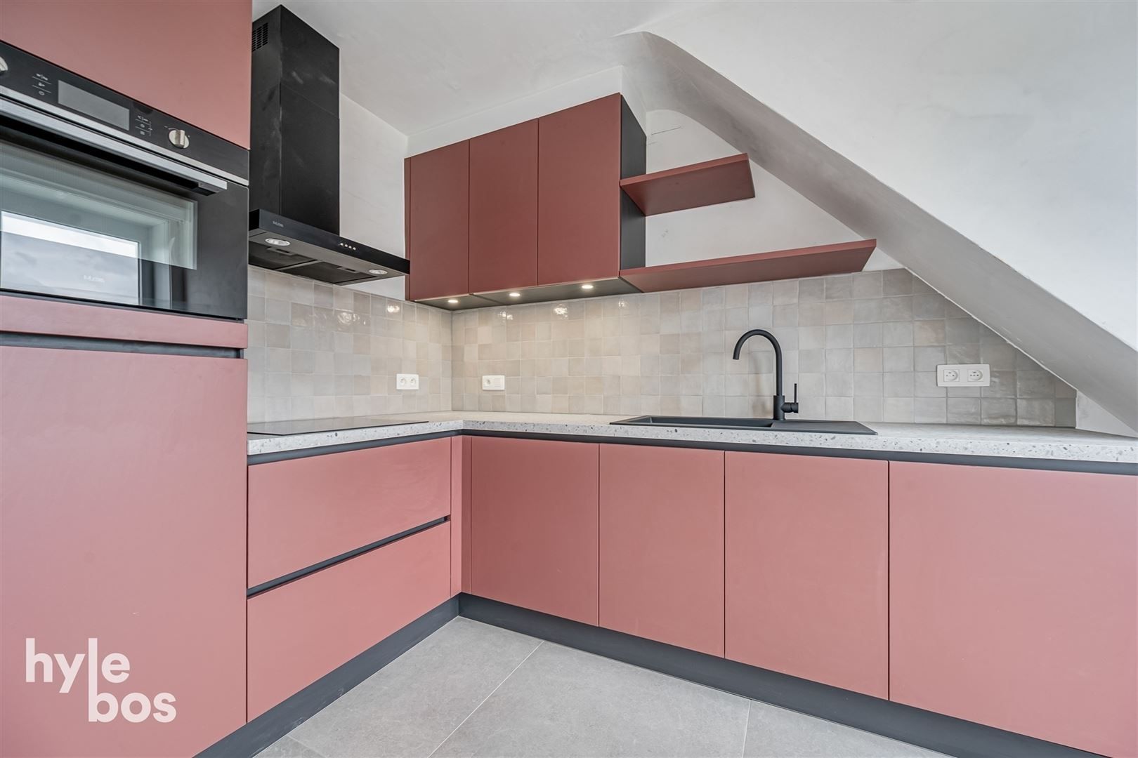 Gerenoveerd appartement met garage in gezellige woonwijk foto 2