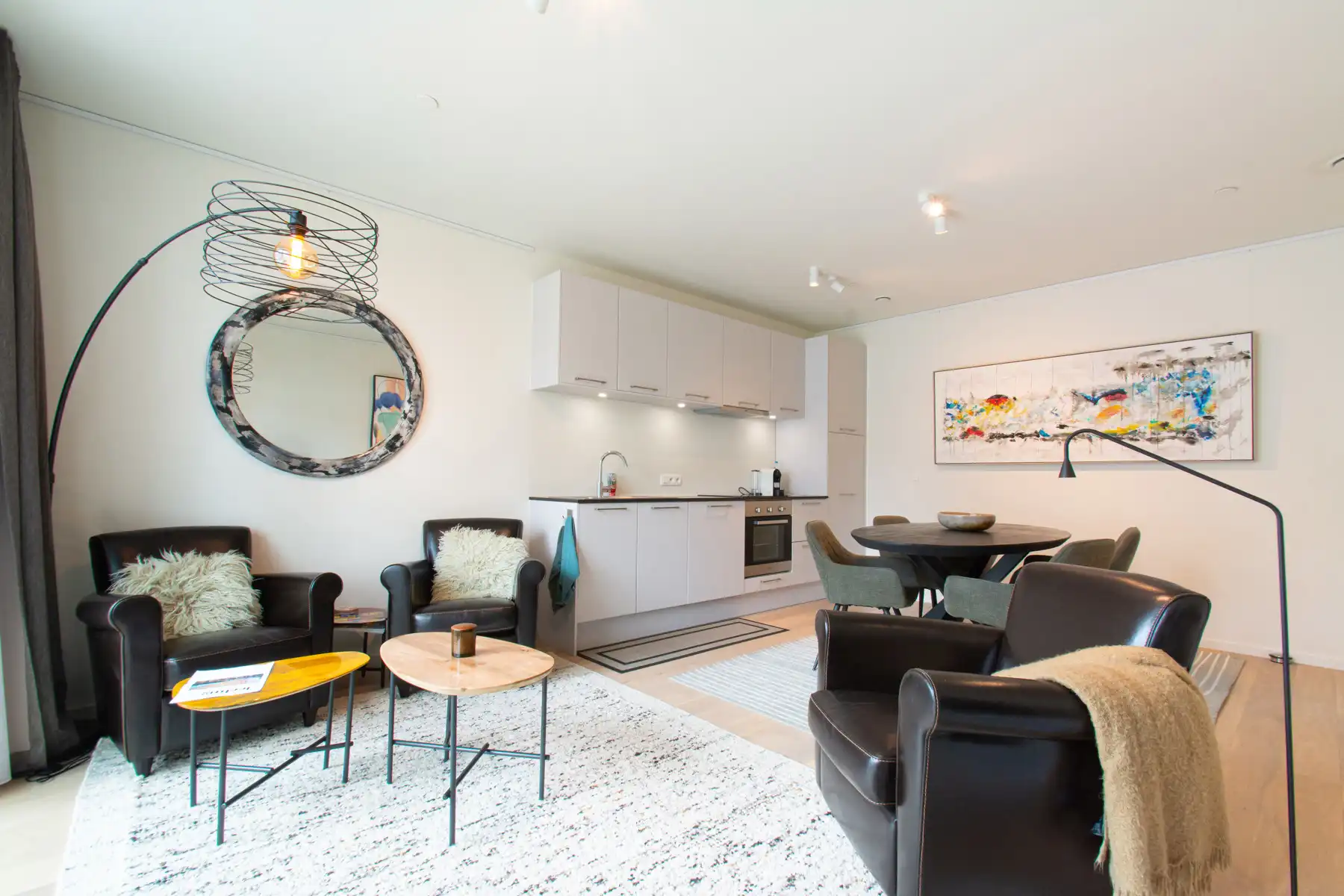 Gezellig gemeubeld 2-slaapkamer appartement met groot terras foto 2