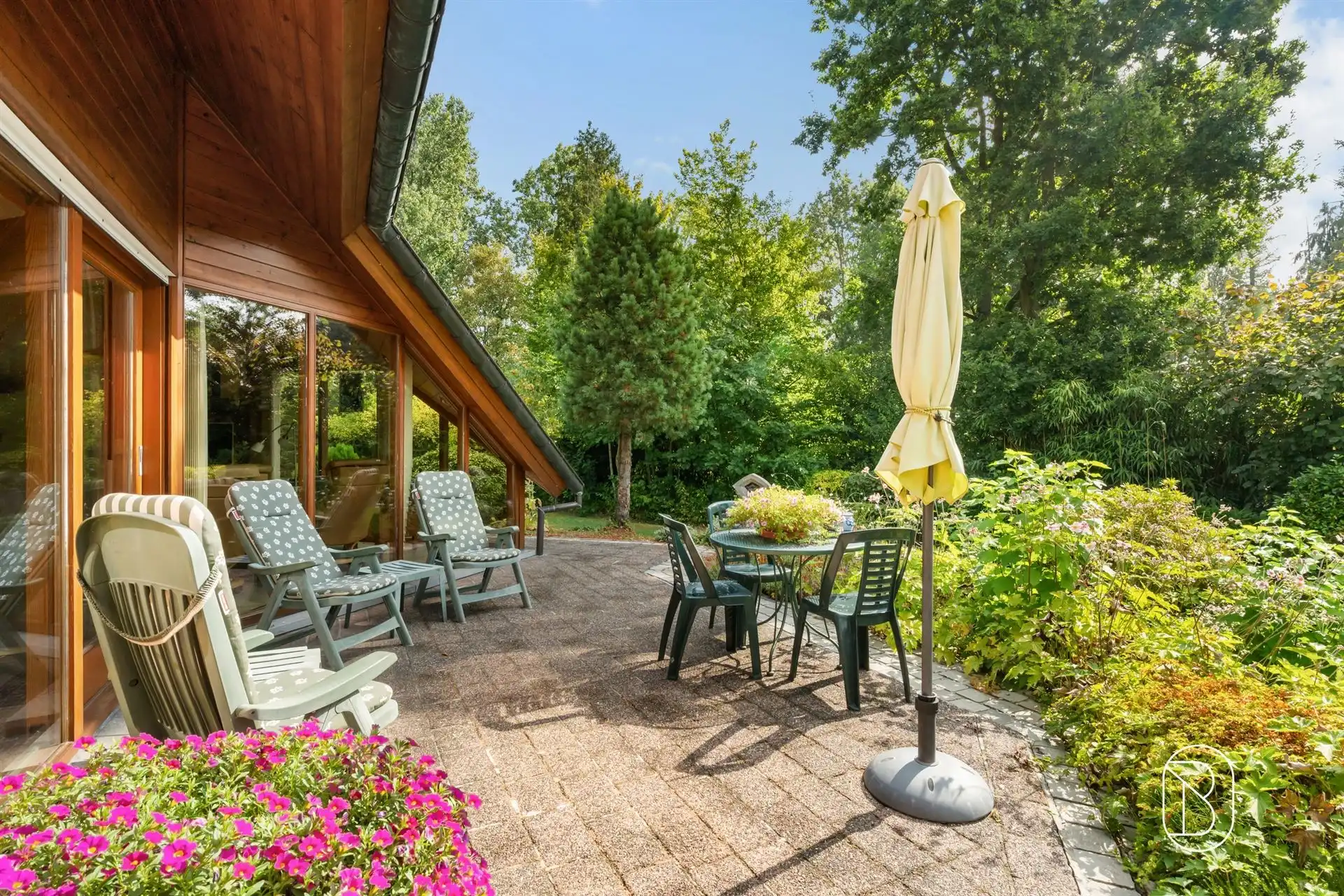 Karaktervolle villa met prachtige tuin op unieke ligging foto 10