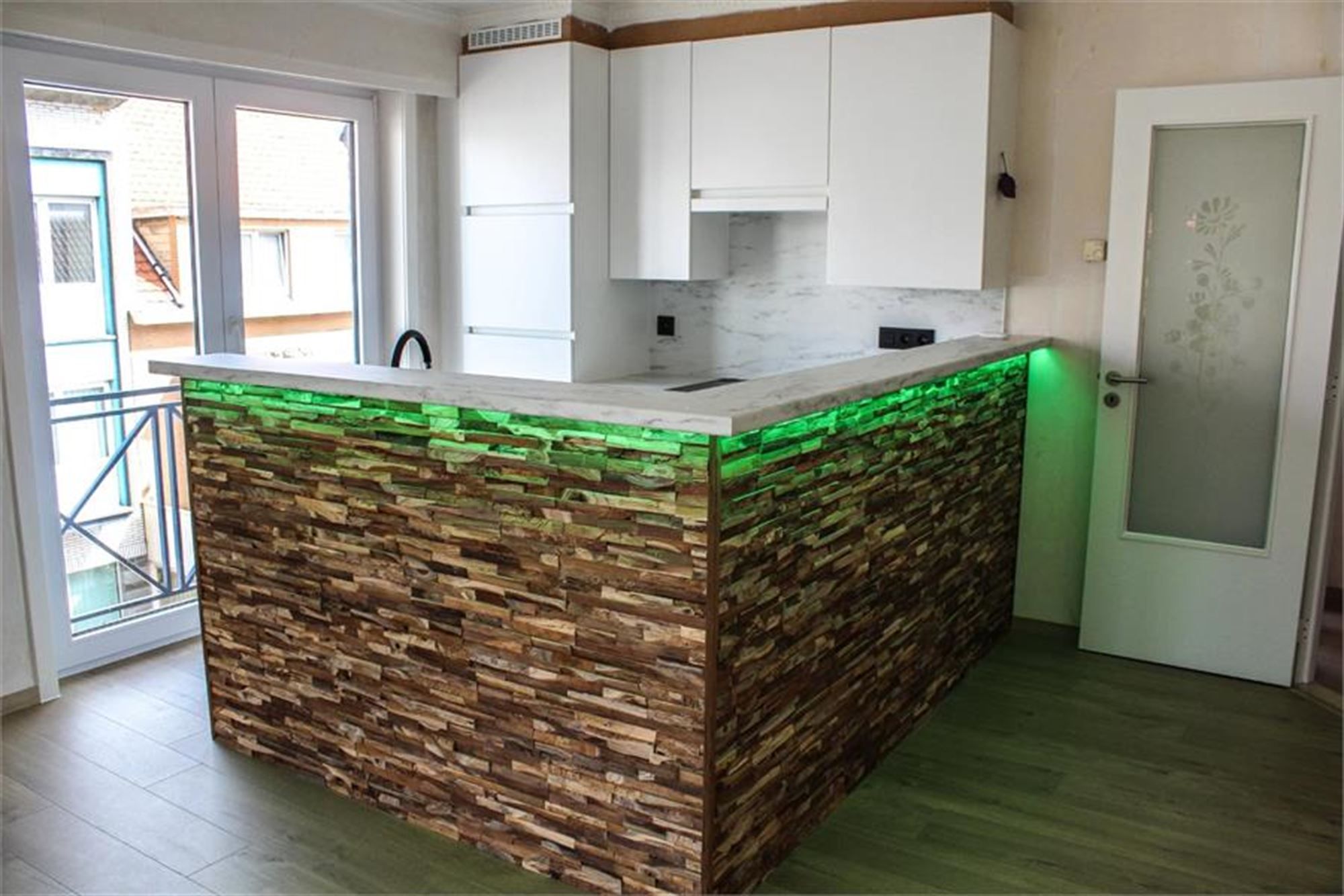 Zonnig en instapklaar hoekappartement vlakbij strand en winkels! foto 2