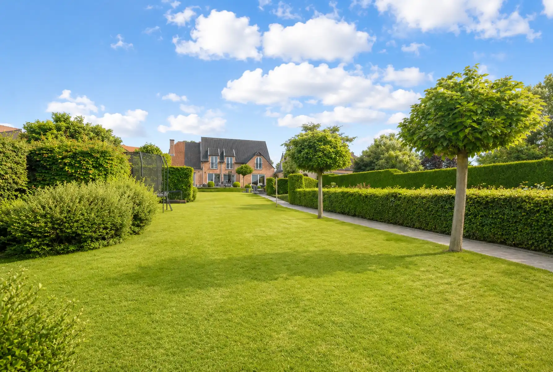 Ruime villa te koop in Dilbeek vrij beroep/ kangoeroewonen foto {{pictureIndex}}