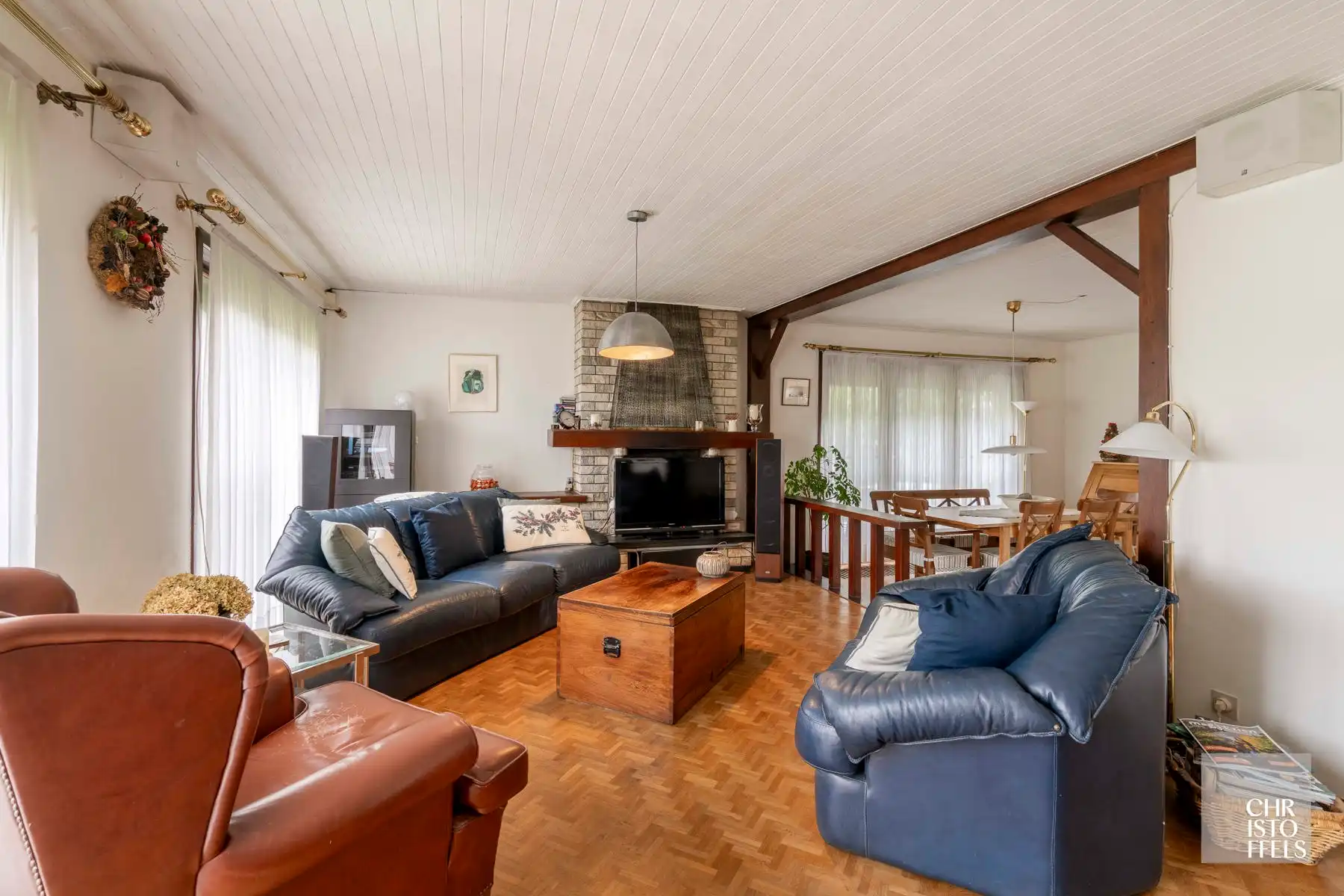 Op te frissen laagbouwvilla op een perceel van 1.257m² in het groen!  foto 2