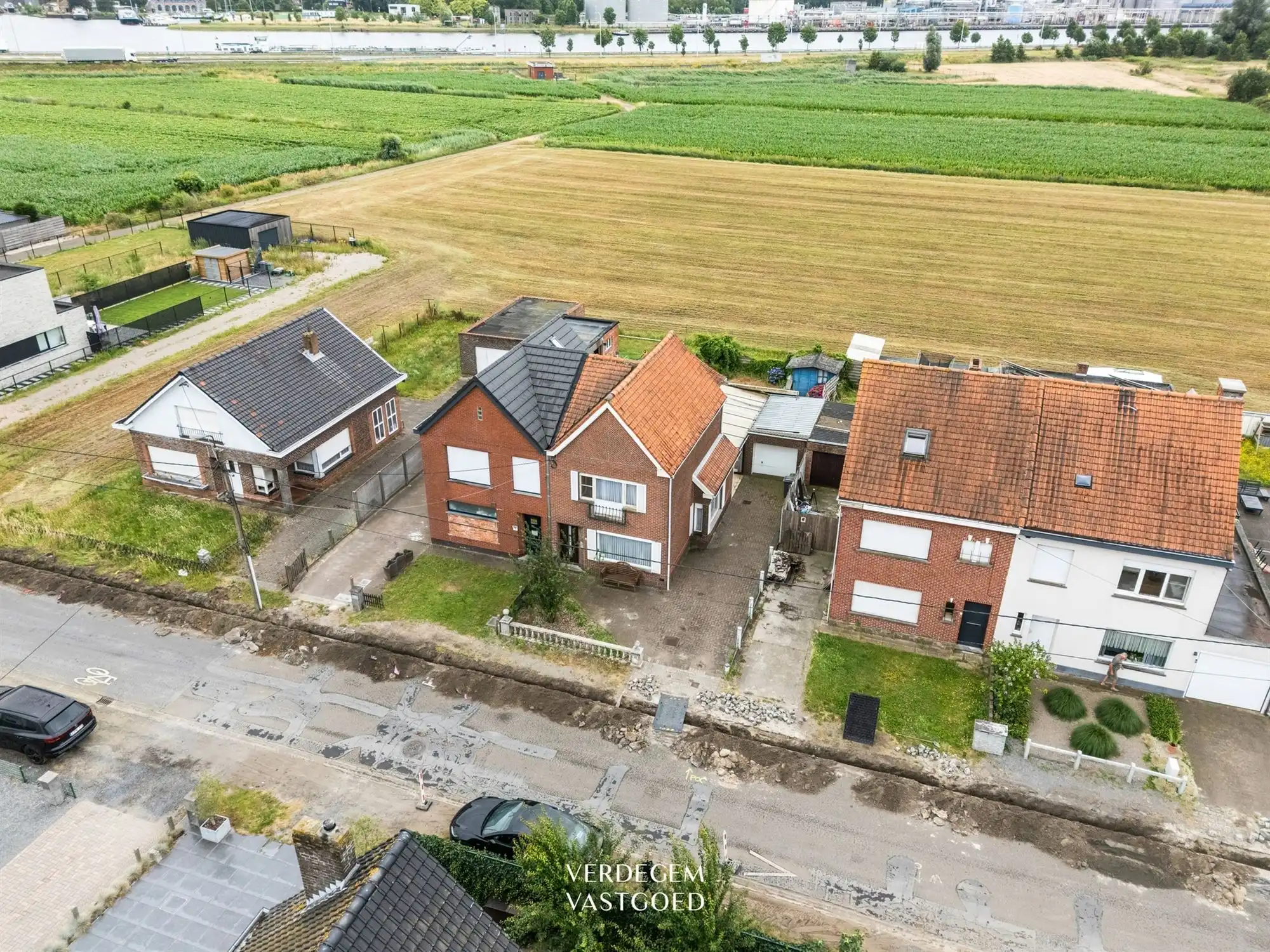 Te renoveren gezinswoning met garage, tuin en open zichten foto 20