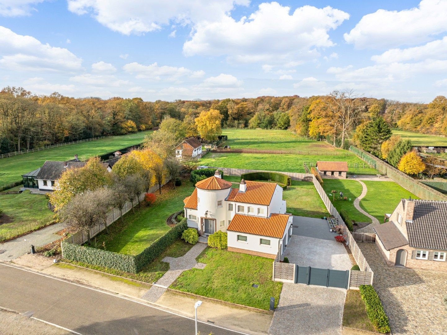 Verrassende villa met luchtig interieur en grote tuin foto 2