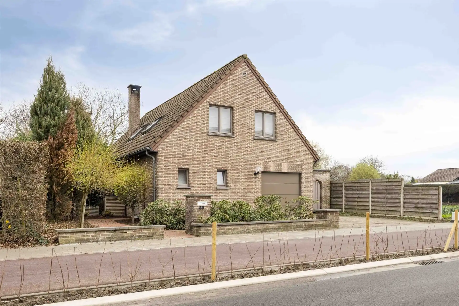 Open bebouwing met 4 slaapkamers, garage en tuin.  foto {{pictureIndex}}
