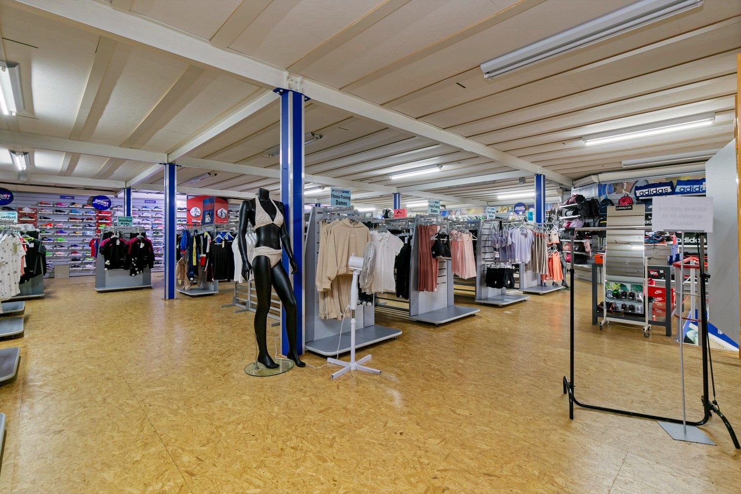 Handelsruimte met luxe duplex-appartement en verhuurde loodsen op het industrieterrein in Lanaken foto 7