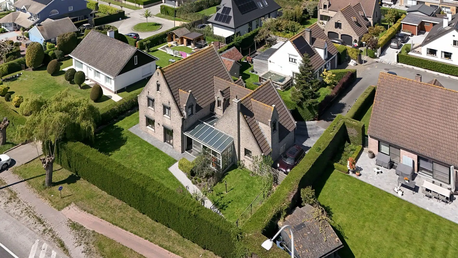 Vijf slaapkamers, groot volume in een alleenstaande villa te Knokke foto {{pictureIndex}}
